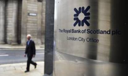 Un hombre pasa junto a una sucursal del Royal Bank of Scotland (RBS) en Londres, Reino Unido.