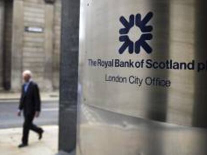Un hombre pasa junto a una sucursal del Royal Bank of Scotland (RBS) en Londres, Reino Unido.