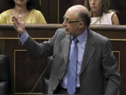 El ministro de Hacienda, Cristobal Montoro, responde a la oposición durante la sesión de control al Gobierno celebrada hoy en el Congreso de los Diputados.
