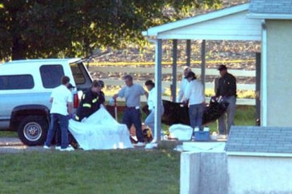 Las fuerzas de seguridad transportan uno de los cuerpos de las víctimas mortales tras el tiroteo en una escuela amish en Pensilvania.