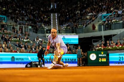 Nadal levanta la tierra de la pista del Open Mutua Madrid, al devolver una bola.