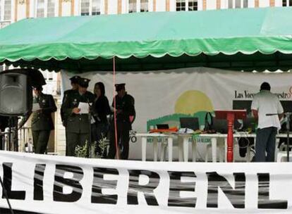 Un grupo de militares participa del maratón de lectura de mensajes solidarios en la plaza Bolívar, en la capital de Colombia