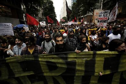 Cientos de personas participaron en la manifestación “grito da liberdade”, en Río de Janeiro el pasado 31 de octubre, en la que se reclamaba el respeto al derecho a la manifestación y se pedía la liberación de los detenidos en protestas previas.