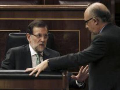 El presidente del Gobierno, Mariano Rajoy (i), conversa con el ministro de Hacienda, Cristóbal Montoro. EFE/Archivo