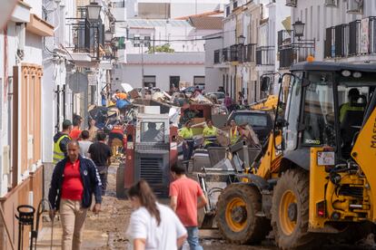 Vecinos de Lepe afectados por las lluvias e inundaciones este jueves.