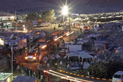 Un convoy de equipos de rescate abandona el entorno de la mina San José, donde se ha instalado un impresionante dispositivo