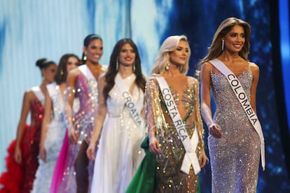 Participantes en el concurso Miss Universo desfilan el 15 de noviembre en una competición preliminar el 15 de noviembre en San Salvador.