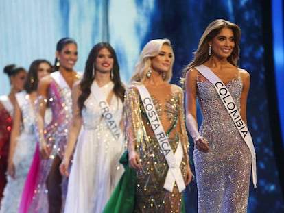 Participantes en el concurso Miss Universo desfilan el 15 de noviembre en una competición preliminar el 15 de noviembre en San Salvador.
