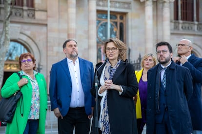 La consejera Meritxell Serret comparece junto al presidente catalán, Pere Aragonès, el pasado 29 de marzo, antes de ser juzgada por desobediencia. Detrás de ellos, Dolors Bassa (a la izquierda), Oriol Junqueras y Raül Romeva, condenados por malversación agravada en el juicio del 'procés'.