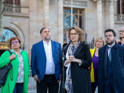 La consejera Meritxell Serret comparece junto al presidente catalán, Pere Aragonès, el pasado 29 de marzo, antes de ser juzgada por desobediencia. Detrás de ellos, Dolors Bassa (a la izquierda), Oriol Junqueras y Raül Romeva, condenados por malversación agravada en el juicio del 'procés'.