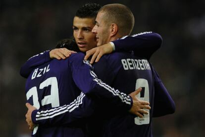 Cristiano, Benzema y Ozil se abrazan