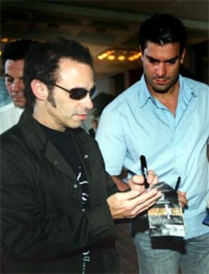 Nils Lofgren, guitarrista la banda de Bruce Springstreen, firmando autógrafos ayer en Barcelona.