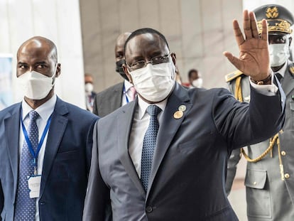 Macky Sall saluda a su llegada a la sesión a puerta cerrada donde fue elegido nuevo presidente de la Unión Africana, el domingo en Adís Abeba.