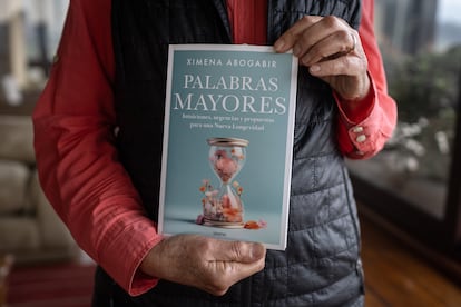 Abogabir muestra el libro que lanzó este año, 'Palabras Mayores'.