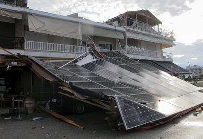 Un automóvil permanece atrapao bajo el techo caído de una tienda al aire libre después de la tormenta.