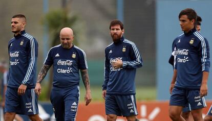 Icardi (izquierda), junto a Sampaoli, Messi y Dybala. 