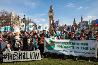 Varios manifestantes y trabajadores migrantes sostienen pancartas y banderas mientras se manifiestan en las afueras del Parlamento en Londres, Inglaterra. La Cámara de los Lores comienza a debatir el proyecto de ley que allanará el camino para que el Reino Unido abandone la UE.