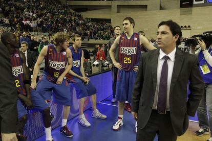 Xavi Pascual y los jugadores del Barcelona cabizbajos por la derrota