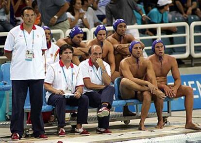 El banquillo español de waterpolo, con el seleccionador, Joan Jané, de pie, en el partido contra Serbia.