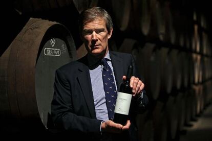 Paul Symington, director de la bodega que lleva su apellido, sostiene el Chryseia de 2011, elegido en el tercer puesto