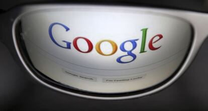 Página de inicio de Google reflejada en unas gafas.