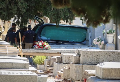 Un entierro este miércoles en el cementerio de la Almudena de Madrid.