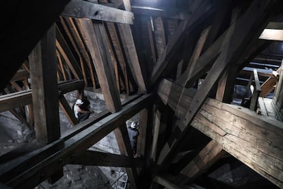 Los trabajadores hacen mediciones al inicio de los trabajos de restauración en una parte antigua y dañada de la catedral de Notre Dame.