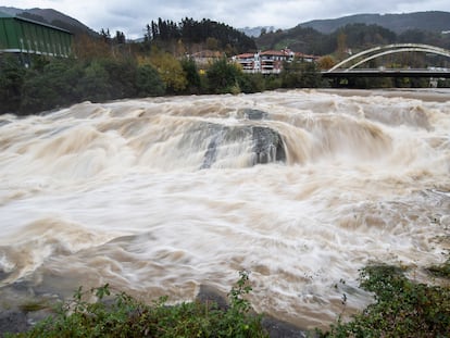 Crecida del río Cadagua a su paso por el municipio de Alonsotegi, Bizkaia, debido a las lluvias y nieves provocadas por la borrasca Arwen.