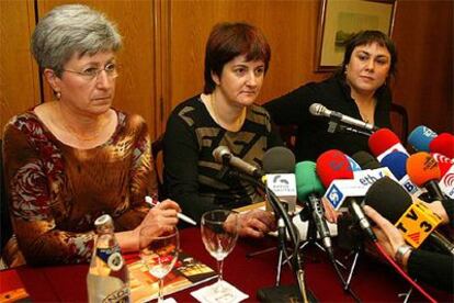 De izquierda a derecha, las candidatas Berasategi, Erauskin y Aramburu, en la rueda de prensa del PCTV.