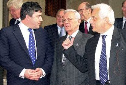Paul O'Neill, en el centro, junto al británico Gordon Brown, a su derecha, y al italiano Vicenzo Visco.