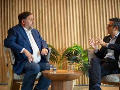 El presidente de ERC, Oriol Junqueras, y el ministro de la Presidencia y miembro de la Comisión Ejecutiva Federal y de la comisión negociadora del PSOE, Félix Bolaños, este jueves en Barcelona.