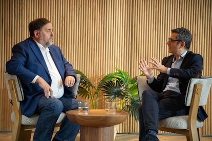 El ministro en funciones de la Presidencia, Félix Bolaños (der.), y el presidente de ERC, Oriol Junqueras (izq.), el pasado día 2, en la firma del acuerdo de investidura entre socialistas y republicanos en Barcelona.