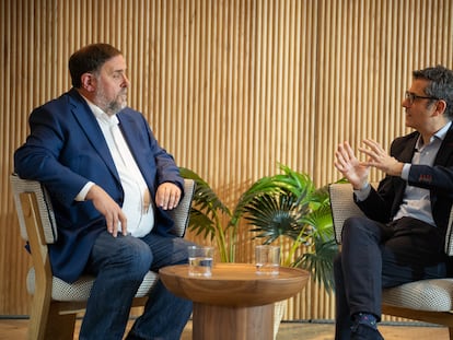 El entonces ministro de la Presidencia y miembro de la Comisión Ejecutiva Federal y de la comisión negociadora del PSOE, Félix Bolaños (d), y el presidente de ERC, Oriol Junqueras.