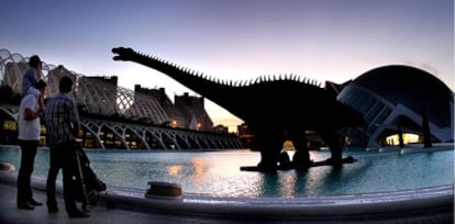 Uno de los dinosaurios instalados en la Ciudad de las Artes y las Ciencias.