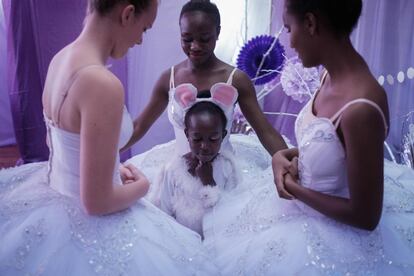 Bailarinas del Centro de Danza de Kenia (DCK) antes del inicio de la producción del 'Cascanueces', en el Teatro Nacional de Nairobi, el 2 de diciembre de 2018.