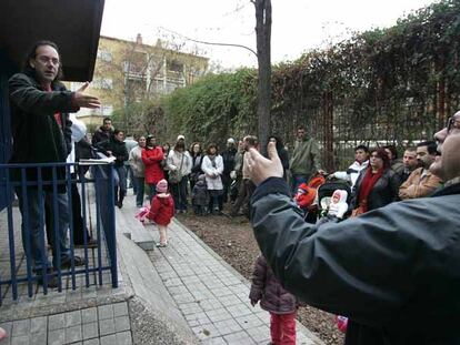 Reunión de padres de alumnos de la guardería Valle del Oro clausurada por la Comunidad por problemas estructurales.