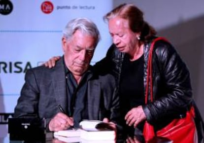 El escritor peruano Mario Vargas Llosa, Premio Nobel de Literatura de 2010, participa en una sesión de autógrafos en la XXVII Feria del Libro de Bogotá (Colombia).