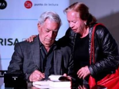 El escritor peruano Mario Vargas Llosa, Premio Nobel de Literatura de 2010, participa en una sesión de autógrafos en la XXVII Feria del Libro de Bogotá (Colombia).