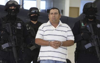 Miembros de la Policía Federal de México exhiben a José Antonio Medina Arreguín, alias 'Don Pepe', considerado por las autoridades de Estados Unidos como el mayor traficante de heroína hacia ese país