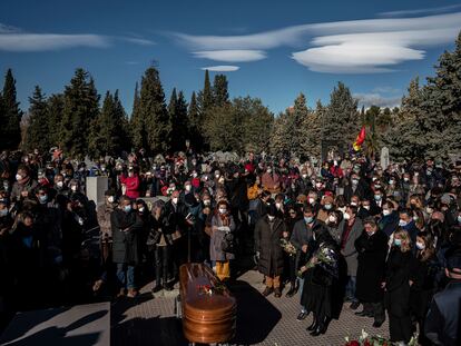 Varios centenares de personas asisten este lunes al Cementerio Civil de Madrid con un libro de Almudena Grandes, como homenaje a la escritora que falleció el pasado sábado.