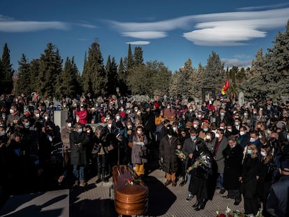 Varios centenares de personas asisten al entierro de Almudena Grandes en el Cementerio Civil de Madrid, este lunes.