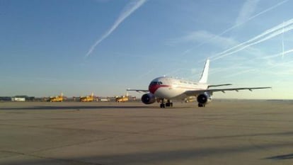 O avião em que Pajares chegou, em Torrejón de Ardoz.