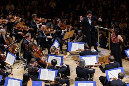 Lahav Shani dirige a la Filarmnica de Mnich junto a la violinista Esther Yoo, el pasado 3 de febrero en Madrid.