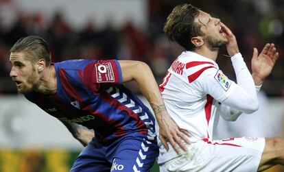 Albentosa, a la izquierda, durante un partido del Eibar contra el Sevilla.