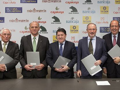 Los presidentes de las siete entidades que han creado el SIP que lidera Caja Madrid, ayer en Valencia.