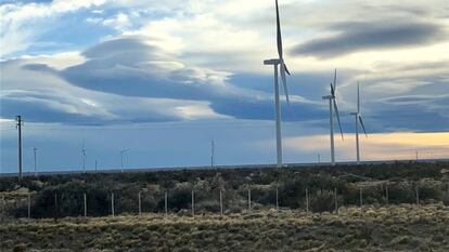 Molinos eólicos instalados en la provincia de Santa Cruz, Argentina. 