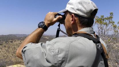 Un ranger busca rinocerontes en el parque nacional Matopo (Zimbabue)