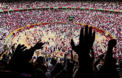 Miles de personas se despiden de los Sanfermines cantando al son de las charangas en la plaza de toros de Pamplona, 14 de abril de 2016.