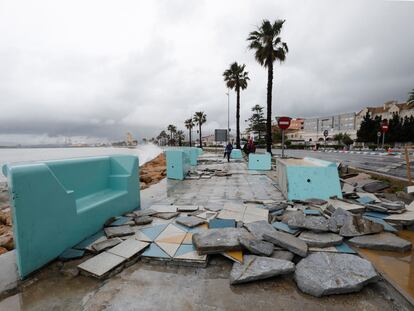 Estado en el que se encontraba el 5 de abril el paseo marítimo de la Línea de la Concepción (Cádiz), causado por el fuerte temporal de Levante.