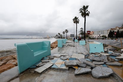 Estado en el que se encontraba el 5 de abril el paseo marítimo de la Línea de la Concepción (Cádiz), causado por el fuerte temporal de Levante.